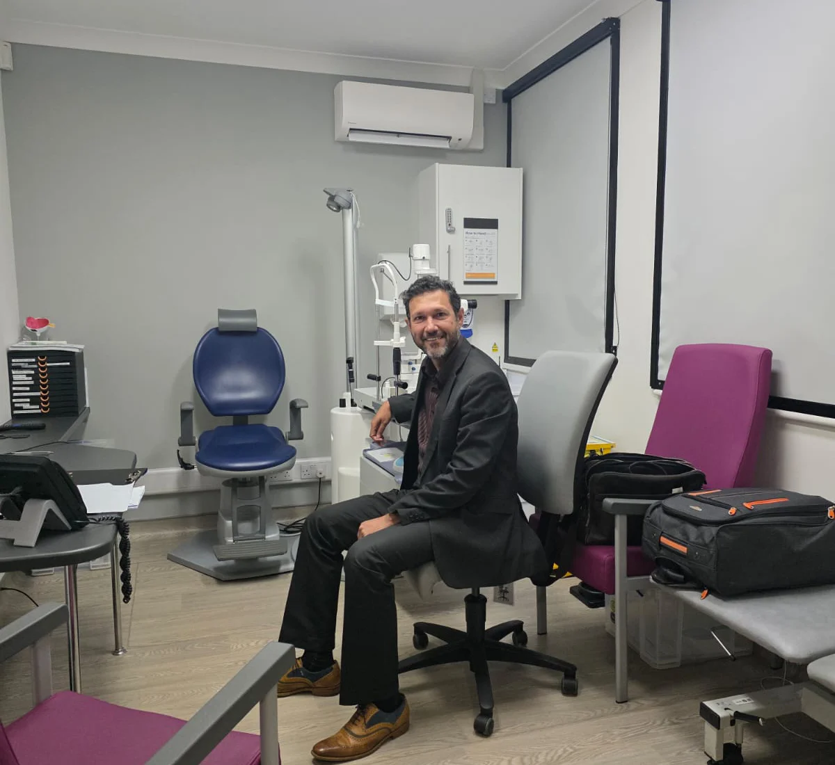 Ophthalmologist & Eye Surgeon in Hull – Mr. Sid Goel